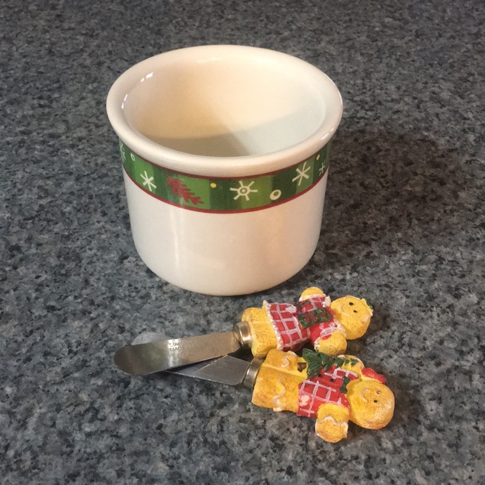 Longaberger crock & 2 gingerbread knife/spreaders
